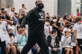 包含罗马训练开放日，国际比赛日刷新队史纪录引欢呼，NBA季后赛在即，资深球员宣示担当的词条-mk娱乐官网